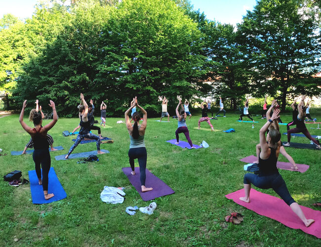 Studenten beim Yoga im Straubinger Stadtpark