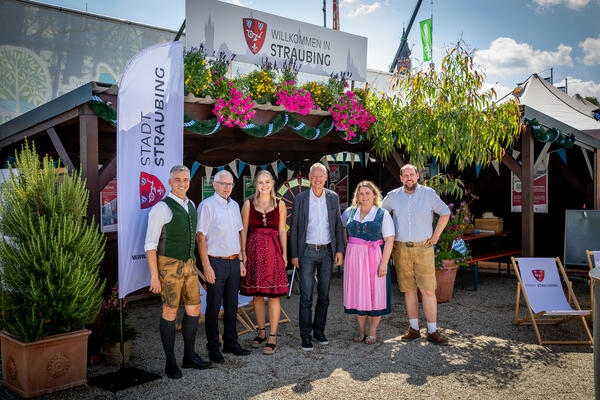 Oberbürgermeister Markus Pannermayr mit den Organisatoren des Ostbayernschau-Stands der Stadt Straubing