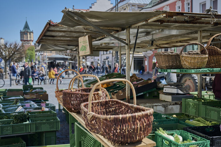 Korb- und Gemüsestand am Viktualienmarkt_Straubing_GIP0929_@ Tourismusverband Ostbayern_Vorschau