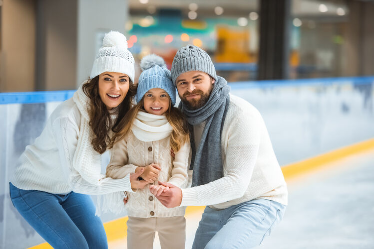 Eislaufende Familie im Straubinger Eisstadion